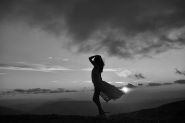 dağlarda günbatımı veya gündoğumu kadın