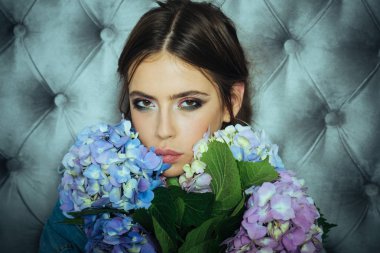 Şık buket ile esmer gelin