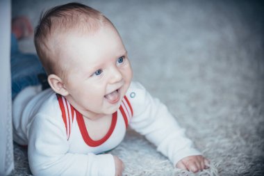 Mavi gözlü gülümseme katta evde yeni doğan bebek