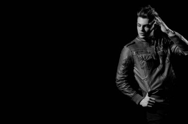 Yakışıklı adam kahverengi, deri ceketle poz