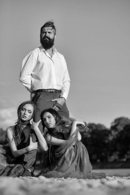 Sakallı adam ve iki kadın açık