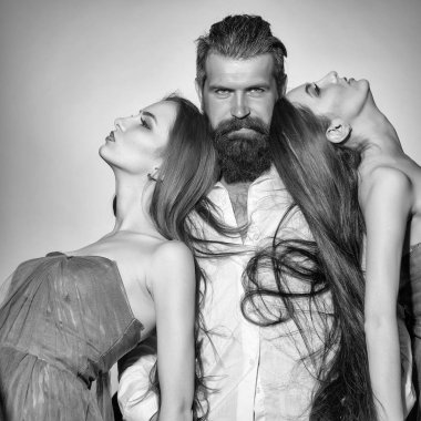 Sakallı adam ve iki kadın