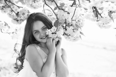 Çiçeği küçük gülümseyen kız