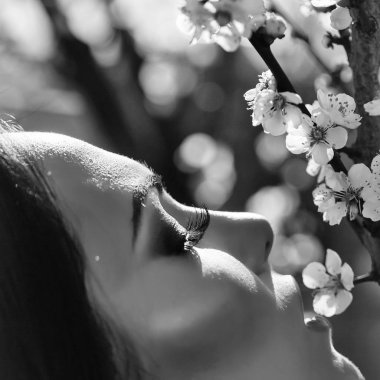 Çiçek açan çiçekler ile şehvetli kız