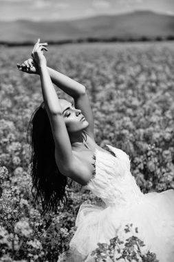 güzel düğün kız sarı yeşil zemin çiçek