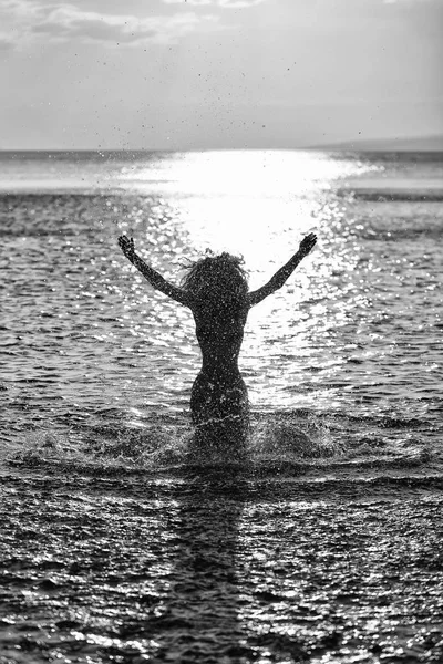 Woman silhouette in sunset beach — Stock Photo, Image