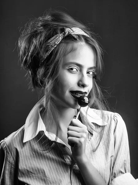 Ganska sexig tjej med lollipop — Stockfoto