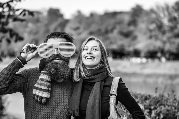 Young couple in autumn park — Stock Photo, Image