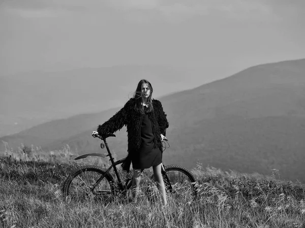 Chica con bicicleta en la montaña — Foto de Stock