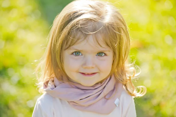 Bambino con il viso adorabile, i capelli lunghi sorridono nella giornata di sole — Foto Stock