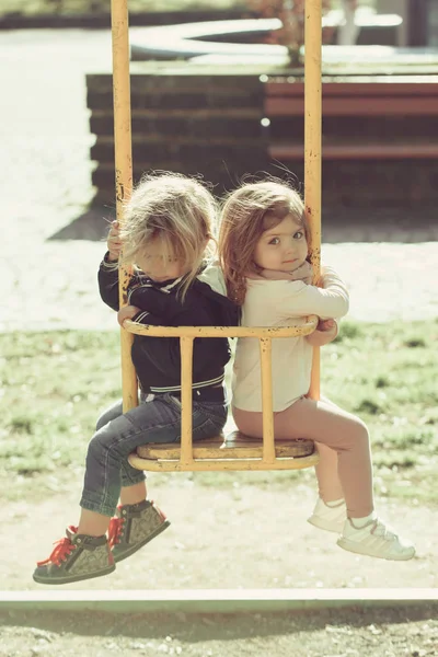 Bambini in altalena nella giornata di sole — Foto Stock