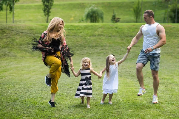 Счастливого Детства Семьи Любви Дети Родители Прыгают Зеленой Траве День — стоковое фото