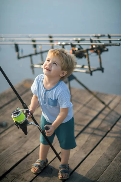 Petit garçon apprendre à attraper des poissons dans le lac ou la rivière — Photo