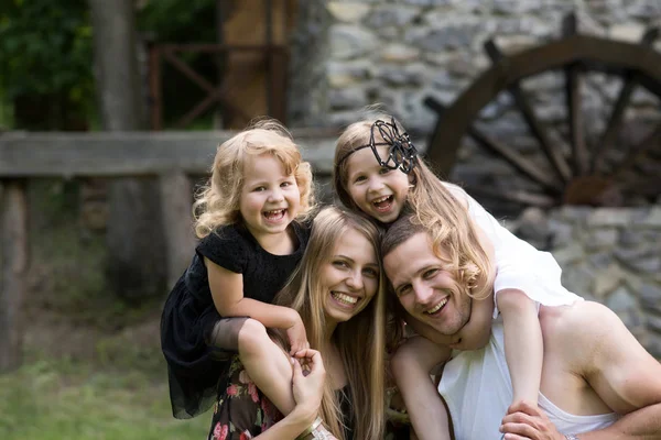 Moeders Vaders Dag Meisjes Zitten Schouders Van Vrouw Man Kinderen — Stockfoto