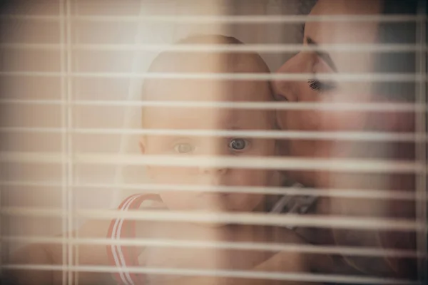 Φιλί μωρό γιος στο παράθυρο παντζούρια της μητέρας — Φωτογραφία Αρχείου