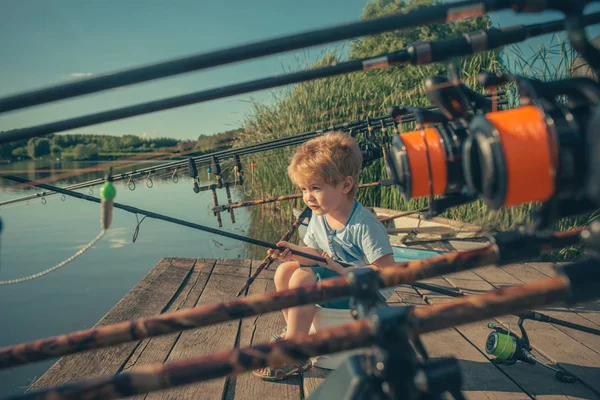 Καλοκαιρινές διακοπές από μικρό αγόρι, ψάρεμα — Φωτογραφία Αρχείου