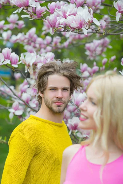 Verliebtes Paar in blühende Blume, Frühling. — Stockfoto