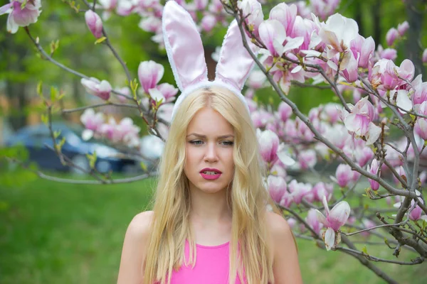 Sexy vrouw in bunny oren, magnolia. — Stockfoto