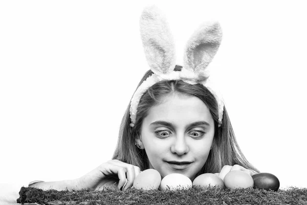Feliz chica de Pascua en orejas de conejo con coloridos huevos pintados —  Fotos de Stock