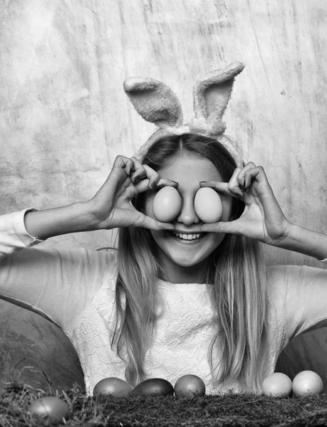 Feliz chica de Pascua en orejas de conejo con huevos, conjunto de lápices — Foto de Stock
