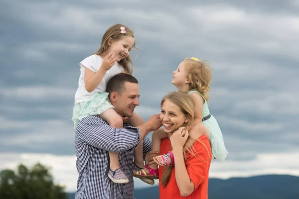 Infância Feliz Família Amor Crianças Pais Desfrutam Férias Juntos Verão — Fotografia de Stock