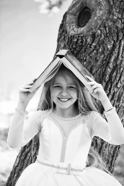 Niña pequeña en vestido blanco al aire libre —  Fotos de Stock