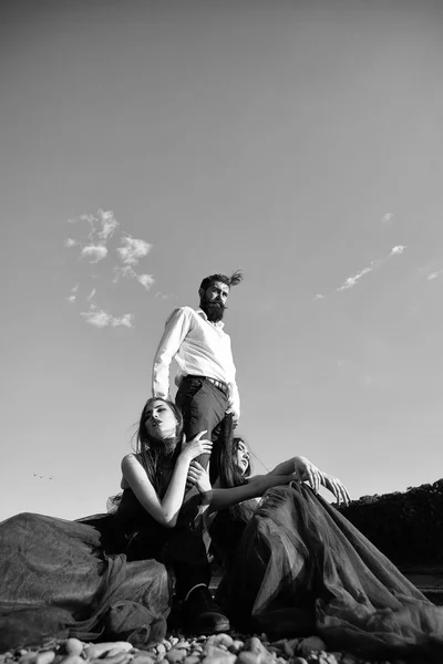 Bearded man and two women outdoor — Stock Photo, Image