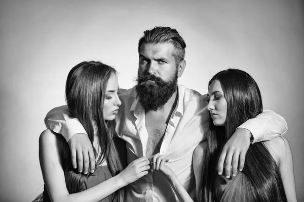 Homme barbu et deux femmes — Photo