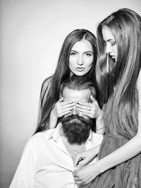 Bărbat cu barbă și două femei — Fotografie, imagine de stoc