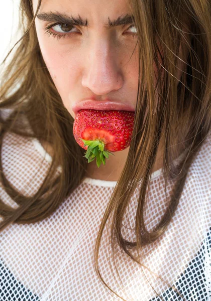 Femme manger fraise rouge — Photo