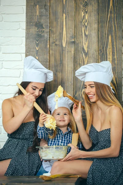 Menino e meninas em chapéus chef — Fotografia de Stock