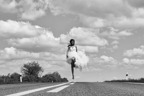 Casamento mulher feliz correndo na estrada — Fotografia de Stock