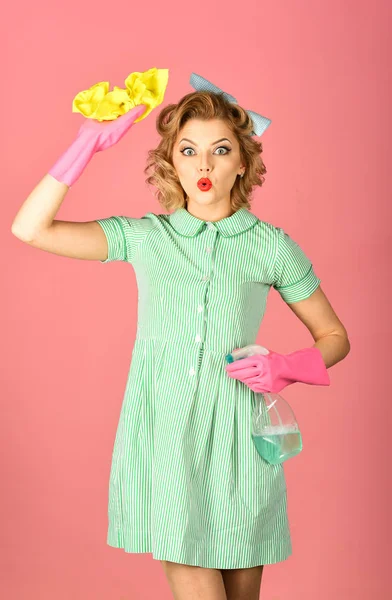 Femme de ménage en uniforme avec vaporisateur propre, plumeau . — Photo