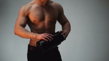 Sporcu, kaslar, sporcu adam, triceps. Atletik beyaz, altı paketi, göğüs kasları, triceps. Güzel erkek torso, AB Steroid, vitamin, protein doping, anabolik, spor. Vücut geliştirmeci, vücut geliştirme.