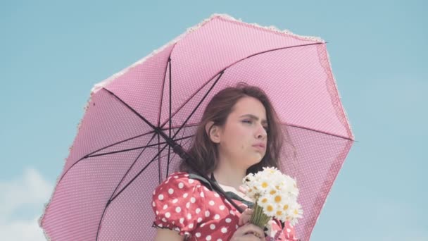带雨伞的年轻女孩 穿红色连衣裙的女孩带着雨伞 美丽的春天天 — 图库视频影像