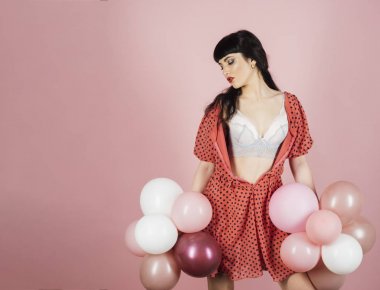 Esmer makyaj, parlak dudaklar ve güzel göğüsler.