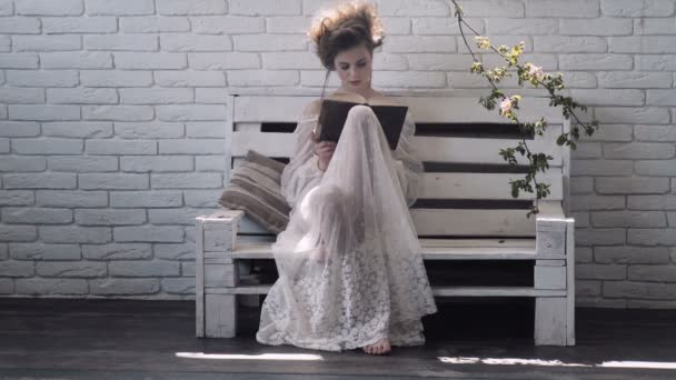 花を持つ少女 夢の女の子 ベンチに座って 夢の少女 — ストック動画