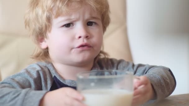 Baby Jongetje Zitten Met Laptop Zoek Cartoons Jongetje Consumptiemelk — Stockvideo