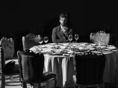 Yakışıklı adam içki şarap