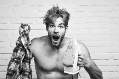 Çığlık atan adamla çıplak demir