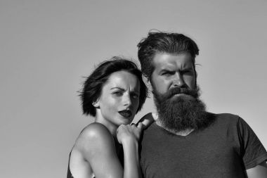 Mavi gökyüzünde genç bir çift