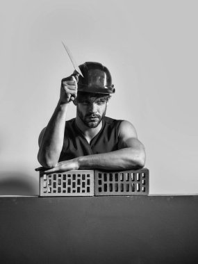 Seksi kaslı erkek yapıcı.