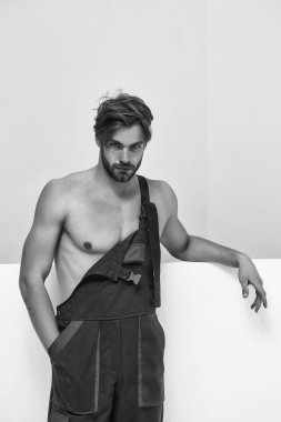 Seksi kaslı erkek yapıcı.