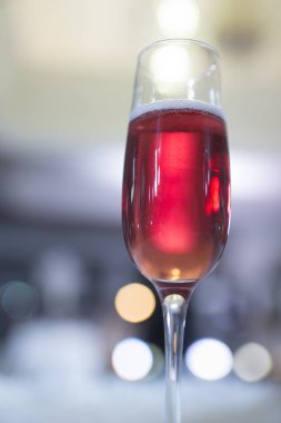 Bokeh arka plan üzerinde kabarcıklar ile köpüklü şarap