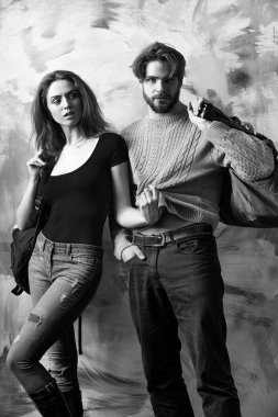 Sırt çantası ve sakallı adam çanta ile güzel kız