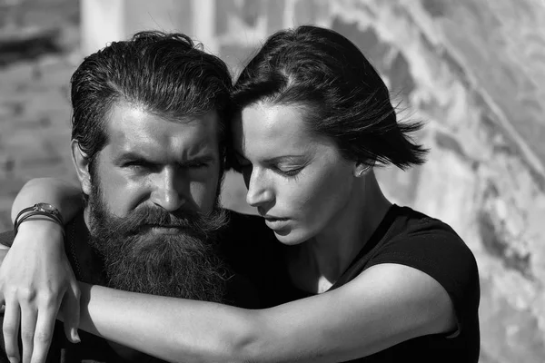 Abraço de casal jovem — Fotografia de Stock