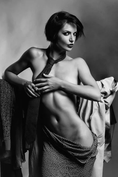 Сексуальная женщина в гардеробе с одеждой — стоковое фото