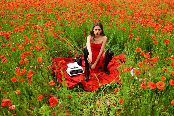 Bela jovem mulher digitando em uma máquina de escrever — Fotografia de Stock