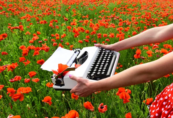 Klaproos, nieuwe technologie, Remembrance day. — Stockfoto