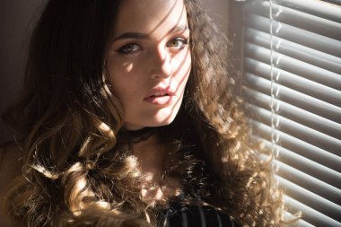 Güneşlikler şehvetli yüzündeki gölgesinden kızla